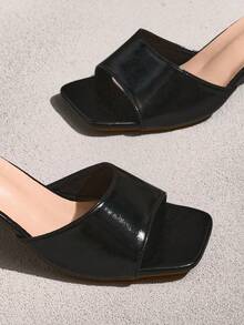 NobleVue Sandalias planas básicas cómodas con suela gruesa y punta abierta para mujer, antideslizantes, adecuadas para uso diario, vacaciones y uso casual - Negro - Ver 5