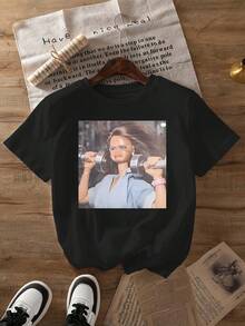 Camiseta de mujer con cuello redondo y estampado de muñecas retro, de corte holgado y cómodo, adecuada para el uso casual diario en primavera y verano. - Negro - Ver 1
