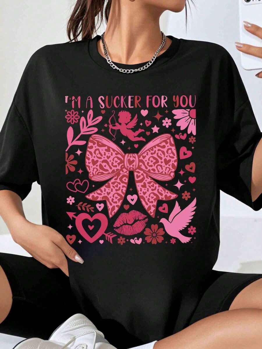 Fashionable Women's Clothing, Valentine's Day T-Shirt "I'M A Sucker For You" With Pink Bow And Hearts Design, Romantic And Cute Graphic T-Shirt For Women And Girls, Gift For Valentine's Day - 黑色 - 查看 1