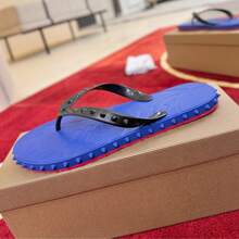 Chanclas CL negras con tachuelas y la icónica suela roja, un calzado de playa veraniego de lujo. - Azul - Ver 4