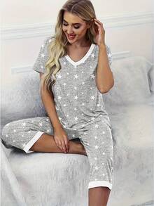 Conjunto de pijama Capri para mujer con top de manga corta con cuello en V y pantalones cortos con bolsillos. - Gris - Ver 2