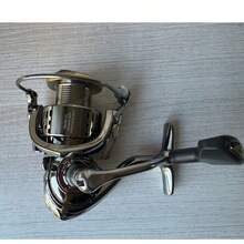A B U Garcia 紡車釣魚捲線器 Coil 超輕量 TW1000-5000 速度 5.1:1/5.5:1 最大拖曳力 7-12kg 適用於鱸魚、狗魚的鹹水釣具 - 彩色 - 查看 15