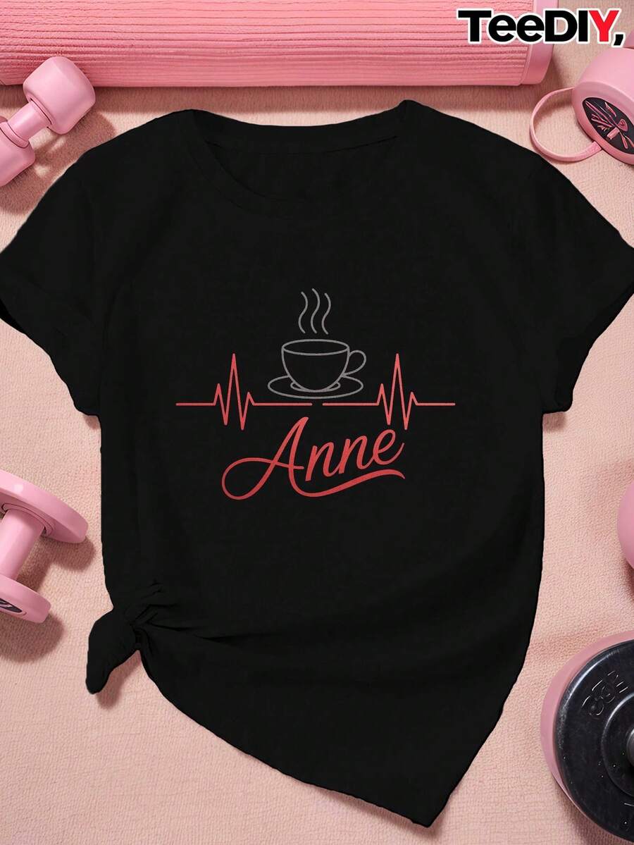 2026 camisas para hombreCamiseta gráfica de talla grande para mujer con diseño de taza de café y latidos del corazón de Anne - Gris oscuro con letras rojas, top casual de manga corta con cue - Negro - Ver 1