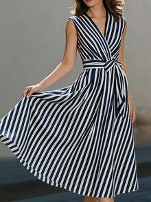 Vestido rayado azul blanco sin mangas escote V cinturado cordón falda amplia estilizado 2026 - Azul - Ver 1