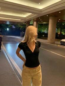 黑色純色基本款V領短袖T恤女款夏季新款修身貼身上衣，日常極簡休閒優雅透氣 - 黑色 - 查看 4
