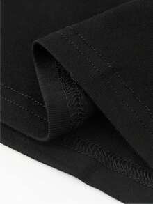 Camiseta de verano para hombre conestampado de Baba Yaga: camiseta amarilla brillante de manga corta y cuello redondo con un diseño de bosque místico y el texto de la Aquelarre, hecha de tel - Negro - Ver 5