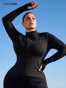 Jaqueta esportiva plus size slim fit, preta, com orifício para o polegar, super respirável, fechamento frontal com zíper, gola alta, modelagem slim que valoriza a silhueta, liberdade de movimentos, ideal para academia, corrida e uso casual. - Preto - Ver 5
