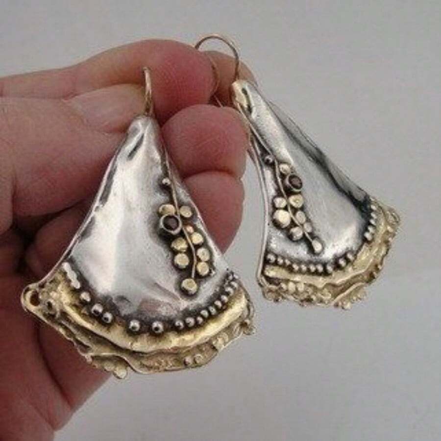 European Style Light Luxury White Glazed Fan-Shaped Earrings, Suitable For Women's Workplace Commute, Pair With Low-Key High-End Earrings, Niche Accessory, Versatile Fashion Luxury Bridesmaid Gift For Women - Geometry - View 1