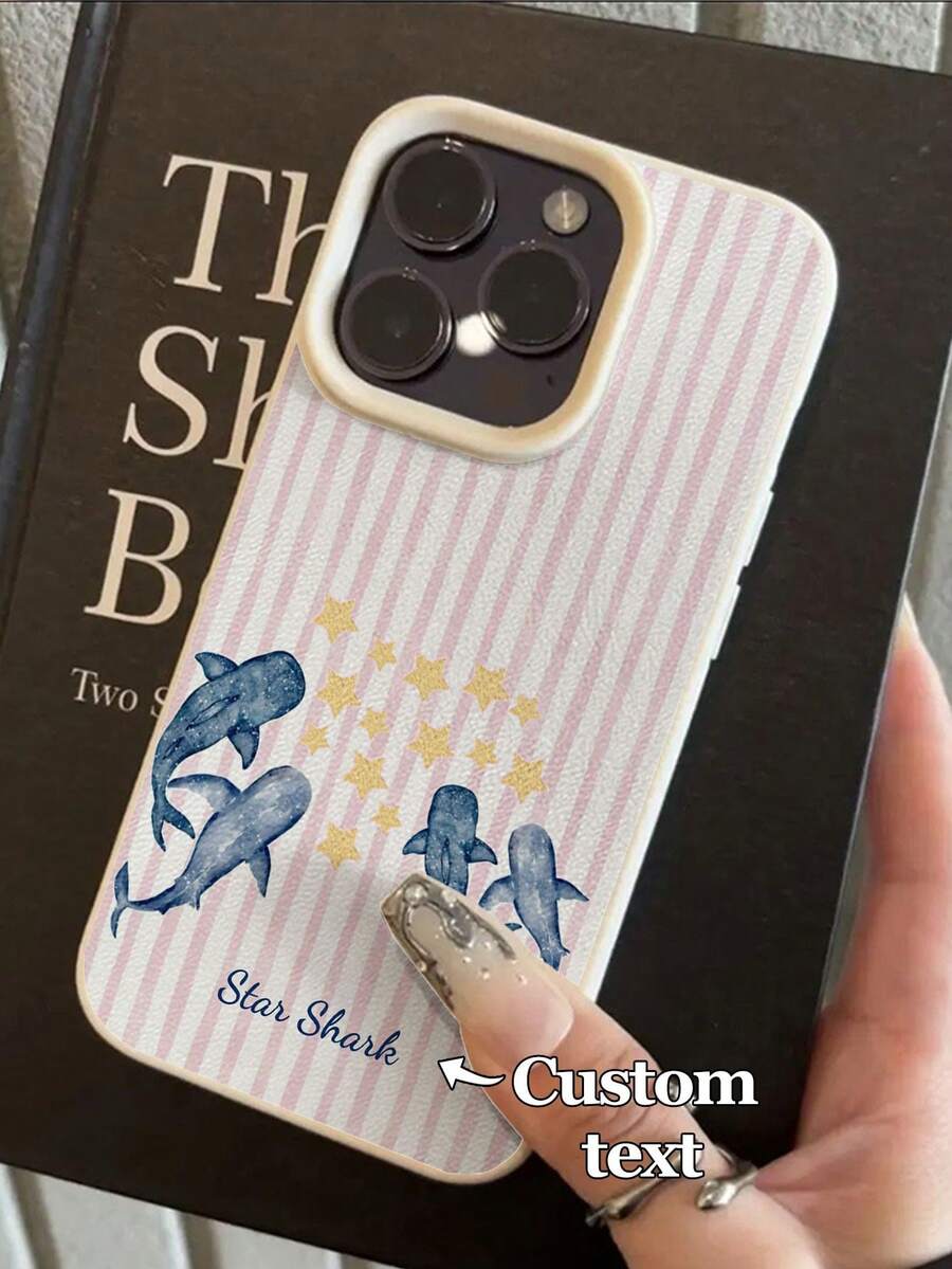 1 pieza Funda de teléfono personalizable con texto, rayas rosa y blanco, patrón de tiburón y estrella en acuarela, compatible con iPhone 17 Pro Max/17 Air/16E/16 Pro Max/15/14 Plus/13/12/11, S24/20 Ultra/A52S/A31A21S/A13/A05S, Note 13 Pro Plus/Note 10/Note 12C/Note 13C, hecha de material TPU, a la moda, personalizada, a prueba de golpes, regalo perfecto para familiares y amigos, adecuada para usuarios que gustan del estilo de chica suave y elementos oceánicos, suave y linda pero no infantil - Blanco - Ver 1