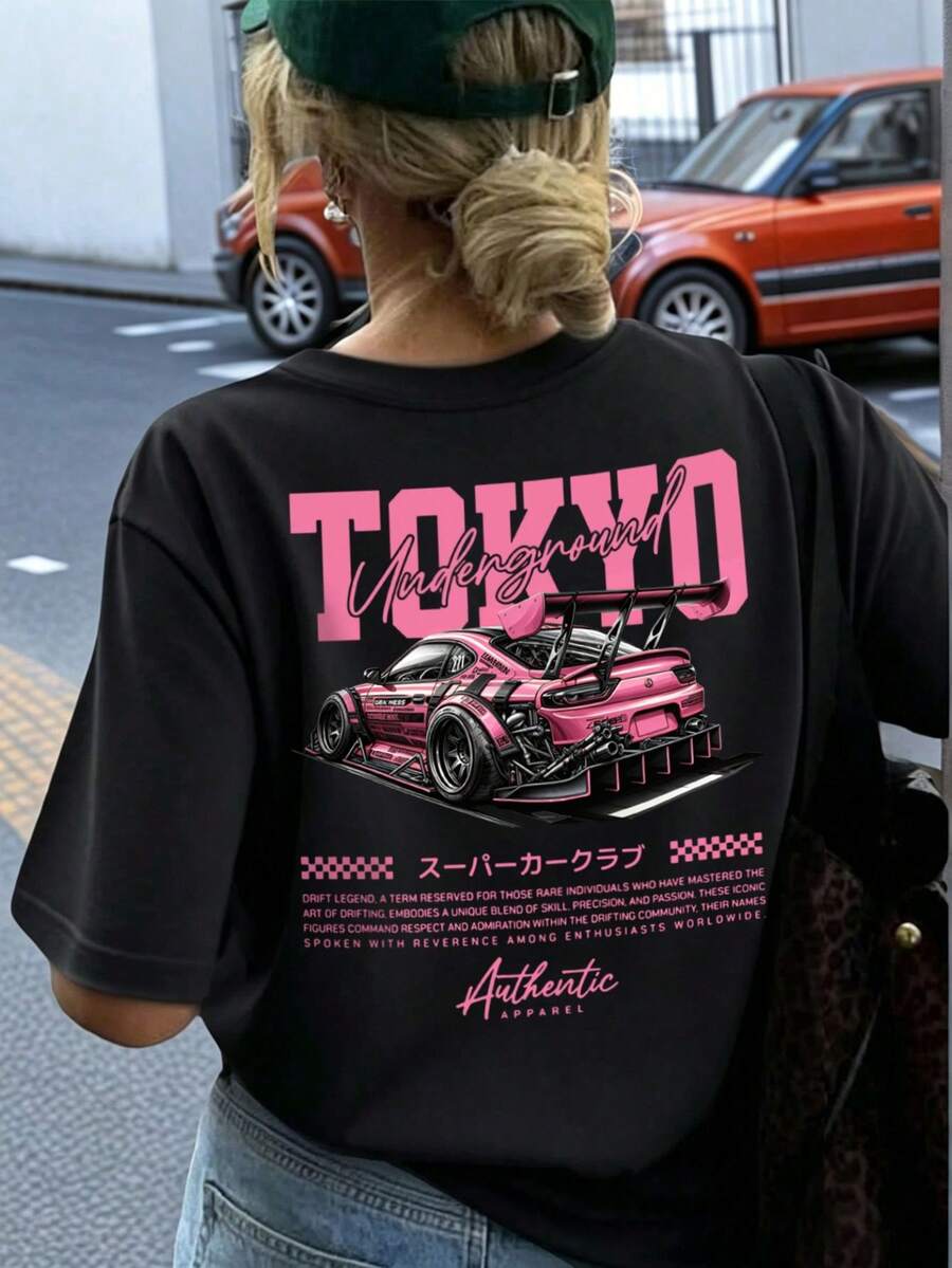 黑色短袖T恤,印有TOKYO和賽車圖案。寬鬆舒適,適合日常穿搭與度假。休閒夏季款 - 黑色 - 查看 1