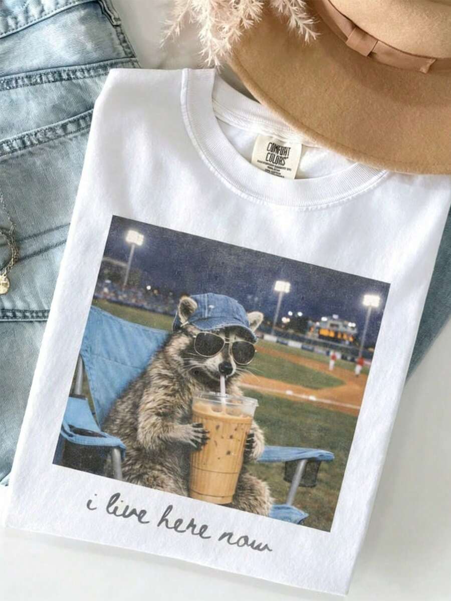 "Raccoon I Live Here Now" T-Shirt, Funny Baseball Game Day T-Shirt, Softball Mom T-Shirt, Baseball Mom T-Shirt, TB Mom T-Shirt - 白色 - 查看 1