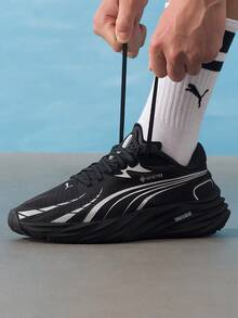 Puma Velocity NITRO 4 GTX 跑鞋，轻盈灵敏，NITRO 氮气中底，男士运动训练公路跑鞋 311144-01 - 黑色-銀色 - 查看 1
