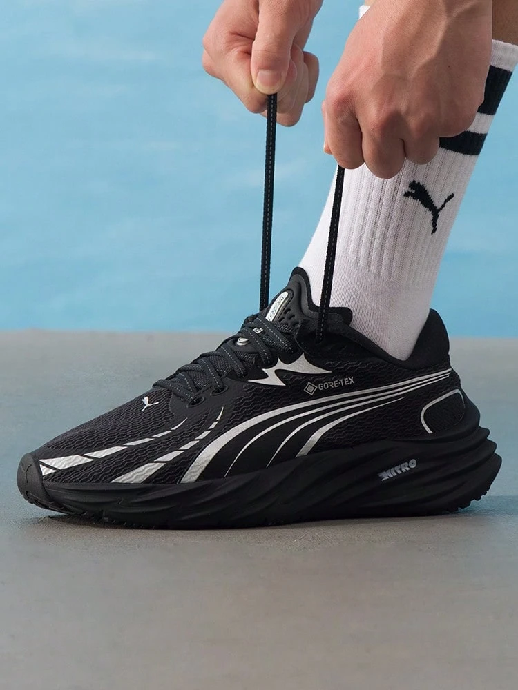 Puma Velocity NITRO 4 GTX 跑鞋，轻盈灵敏，NITRO 氮气中底，男士运动训练公路跑鞋 311144-01 - 黑色-銀色 - 查看 1