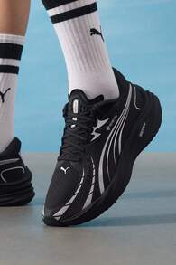 Puma Velocity NITRO 4 GTX 跑鞋，轻盈灵敏，NITRO 氮气中底，男士运动训练公路跑鞋 311144-01 - 黑色-銀色 - 查看 2