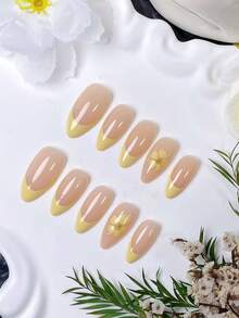 10 piezas de uñas postizas de almendra hechas a mano con puntas francesas amarillas, flores amarillas pintadas a mano y cuentas de acero dorado. Se ajustan perfectamente a todas las formas de mano, ideales para salidas diarias, citas dulces y diversas ocasiones, un regalo elegante de lujo ligero para mujeres - Amarillo - Ver 3