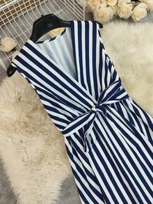 Vestido rayado azul blanco sin mangas escote V cinturado cordón falda amplia estilizado 2026 - Azul - Ver 5
