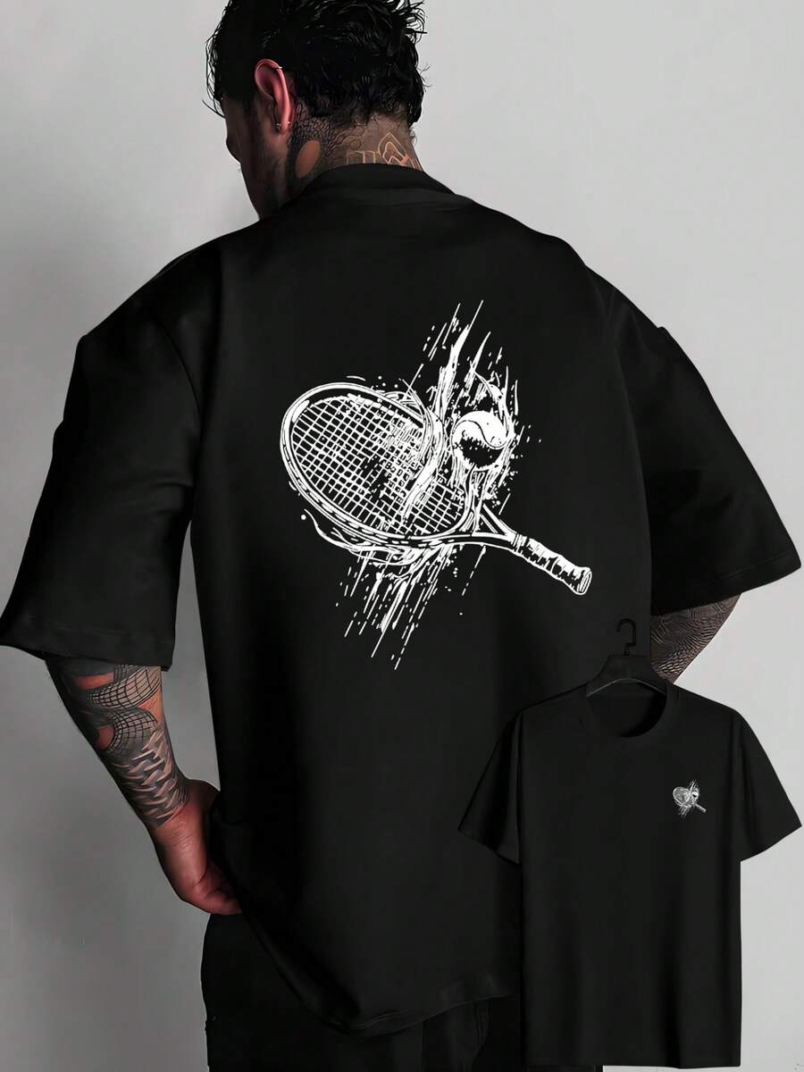 Camiseta casual para hombre con motivos de raquetas de tenis en la parte delantera y trasera, una camiseta de manga corta moderna y versátil que resalta un cultural único, adecuada p - Negro - Ver 1