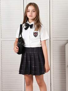 【Back To School】2件組 JK 甜酷學院風女童套裝，夏季格紋蝴蝶結徽章前扣白色襯衫搭配黑紅格紋百褶裙，校園派對休閒穿搭 - 白色 - 查看 6