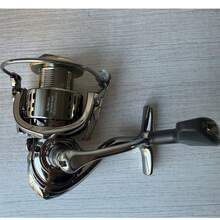 A B U Garcia 紡車釣魚捲線器 Coil 超輕量 TW1000-5000 速度 5.1:1/5.5:1 最大拖曳力 7-12kg 適用於鱸魚、狗魚的鹹水釣具 - 彩色 - 查看 16