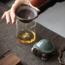 龜茶寵飾品，可擠壓紓壓療癒手持設計，迷人裂紋釉面。這款創意陶瓷飾品能為您的茶會增添活力，適合放鬆與玩樂。 - 多色2 - 查看 7