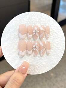10片手工法式杏仁形穿戴式甲片，可愛美甲，優雅奢華風，手雕白色三瓣花與不對稱金屬法式邊緣，飾以金屬鋼珠與珍珠 - 白色 - 查看 2