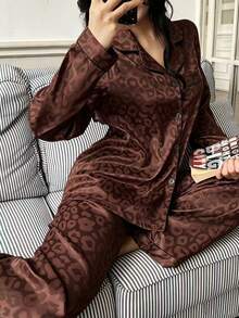 Bộ đồ ngủ nữ tay dài quần dài họa tiết da báo jacquard màu nâu - màu nâu - Xem 5