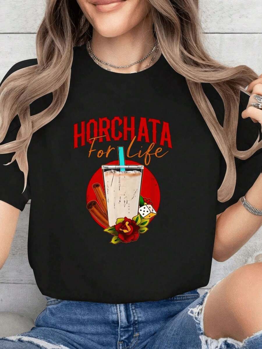 La ilustración muestra un vaso de horchata, coronado con una flor roja de canela y un dado, que simboliza el amor y la buena suerte para esta bebida tradicional mexicana. Combina energía y