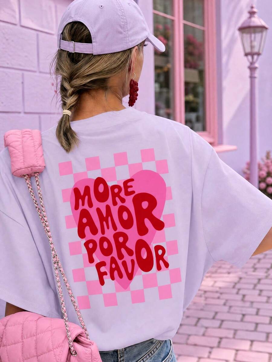 修身短袖T恤，INS風「MORE AMOR POR FAVOR」粉色棋盤格愛心標語印花，薰衣草紫輕量透氣夏季款 - 淡紫色 - 查看 1