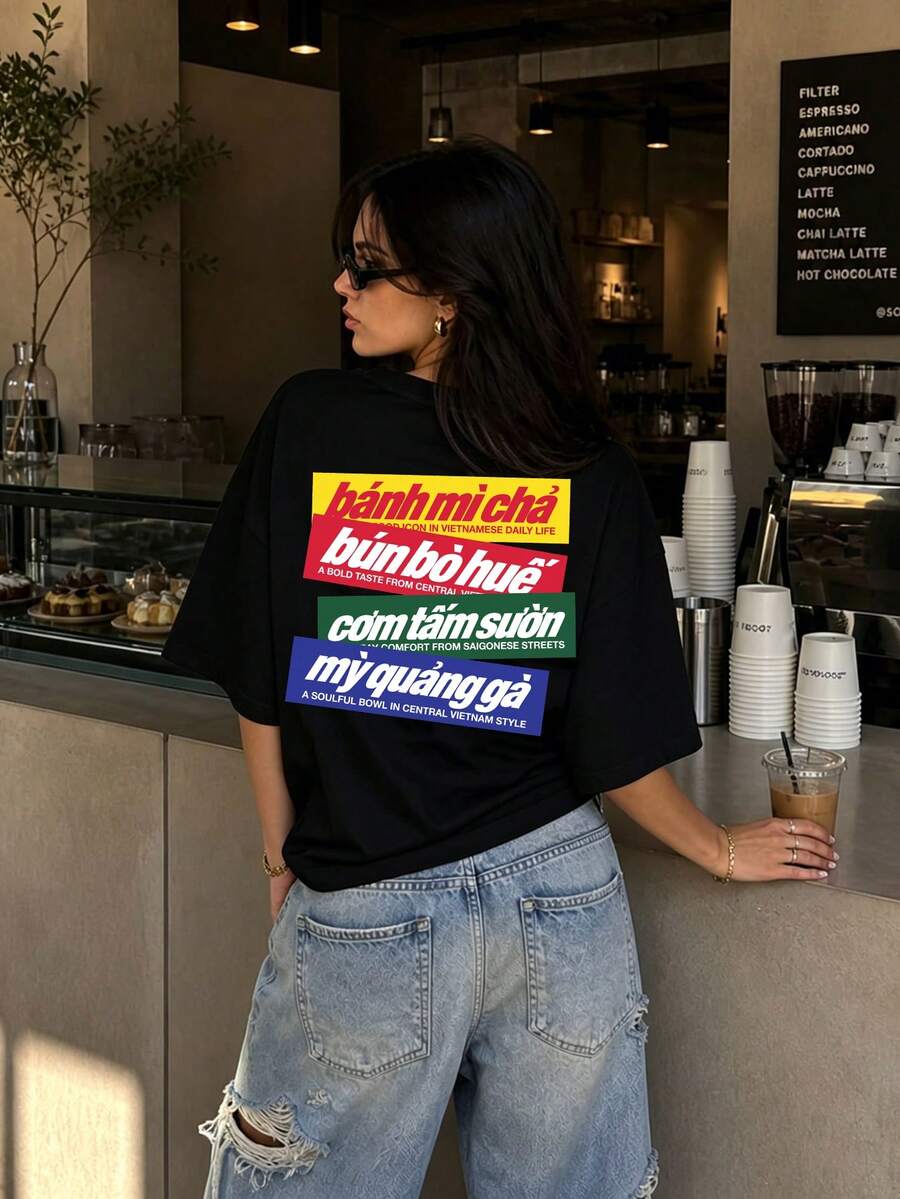 女款黑色寬鬆短袖圓領T恤,印有獨特越南美食標籤圖案,採用微彈針織面料,打造街頭時尚風格 - 黑色 - 查看 1
