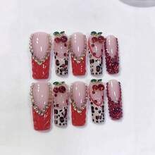 10 Stück lange quadratische Press-On Nägel, Nude-Basis mit roten 3D-Kirschen, Leopardenmuster & Strass-Akzenten, süßes Y2K-Frucht-Stil tragbares Nagelset für Frauen, wiederverwendbare handgefertigte Press-On Nägel - Rot - Übersicht 7