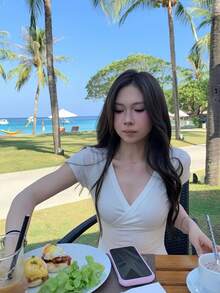 女款夏季休閒V領短袖修身彈性T恤上衣 白色，美學風 - 白色 - 查看 3