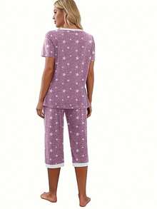 Conjunto de pijama Capri para mujer con top de manga corta con cuello en V y pantalones cortos con bolsillos. - Morado - Ver 2