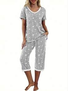 Conjunto de pijama Capri para mujer con top de manga corta con cuello en V y pantalones cortos con bolsillos. - Gris - Ver 4