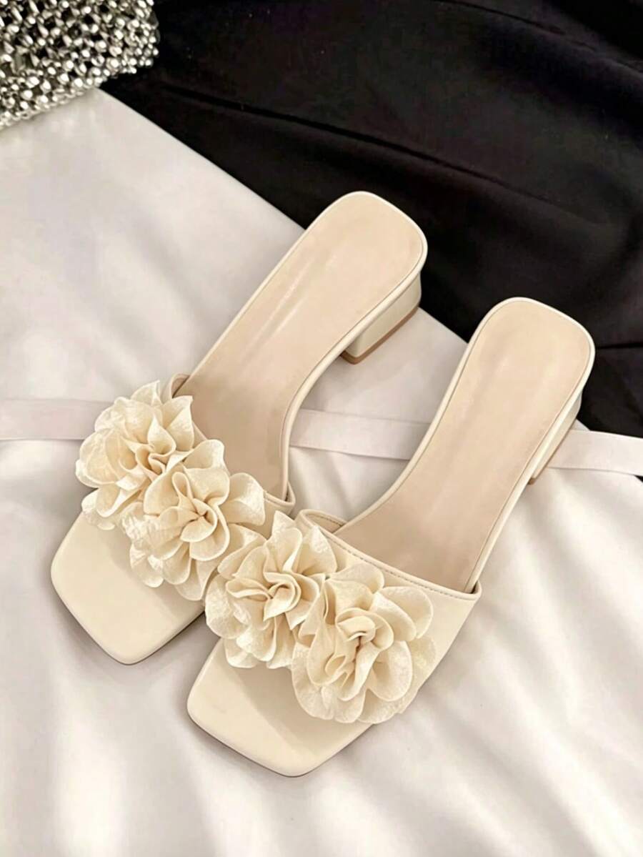 Sandálias de salto alto com salto grosso estilo francês para mulher, primavera/verão 2026, novas, com flor de pérola, elegantes, moda, bico aberto, chinelos de salto alto para exterior, versáteis