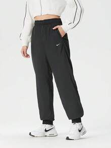 Nike 女款運動長褲 FV7661-010，舒適休閒跑步訓練梭織長褲 - 黑/白 - 查看 1