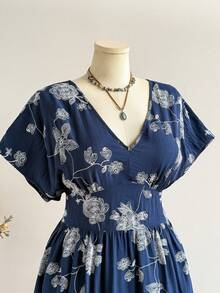 Rusttydustty Damen-Kleid in großen Größen, Boho-Stil, für Urlaub und Alltag, elegant, blau mit Blumenmuster, mit geraffter Taille, Sommer - marineblau - Übersicht 8