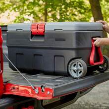 Rubbermaid ActionPacker 35 Gallon, Made In USA, Lockable Plastic Storage Bin With Lid And Wheels- Outdoor, Industrial, Rugged, Camping Gear And Truck Bed Storage - Gray And Black - 35 加侖附輪垃圾桶 - 1 件裝 - 查看 2