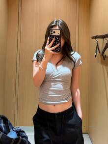 女款夏季休閒V領短袖修身彈性T恤上衣，美學風格 - 灰色 - 查看 3