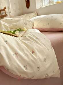 Bộ 3 món vỏ chăn hoa phong cách Hàn Quốc, vải sợi giặt mềm, hai mặt, 1 vỏ chăn kèm 2 vỏ gối, không bao gồm ruột chăn, chất liệu vải sợi giặt thân thiện với da, nhẹ và thoáng khí, chống nhăn, thoải mái cho mọi mùa. 1 vỏ chăn + 2 vỏ gối, không bao gồm ruột chăn hoặc ruột gối; thiết kế khóa kéo ẩn, dễ dàng tháo lắp ruột chăn. Phù hợp cho ký túc xá, căn hộ cho thuê, phòng ngủ chính, món quà hoàn hảo cho các cô gái thích phong cách đồng quê nhẹ nhàng. Giặt máy nước lạnh, sấy nhiệt độ thấp, chống phai màu và co rút sau nhiều lần giặt. - Nhiều màu - Xem 10