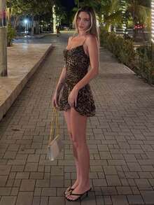 Vestido mini de gasa con estampado animal, escote en V, espalda descubierta, tirantes, cintura marcada estilo sexy - Marrón Mocha - Ver 2