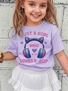 Camiseta de niña con temática K-POP "Just a Girl Who Loves K-POP" y diseño de auriculares con orejas de gato - Atuendo de grupo de chicas coreanas, camiseta casual de cuello redondo para pri - Blanco - Ver 1