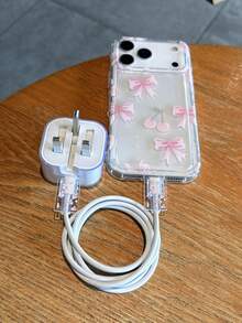 4件組（1個氣墊手機殼 + 1個英規 Apple 氣墊充電器保護套 + 2個數據線保護套）UV 列印粉色蝴蝶結與櫻桃組合圖案，適用於英規充電器，適合 16/16 Pro/16 Pro Max/16 Plus/7/8/7P/8P/X/XS/XR/XS Max/11/11 Pro/11 Pro Max/12/12 Pro/12 Pro Max/12 Mini/13/13 Pro/13 Pro Max/14/14 Pro/14 Plus/14 Pro Max/15/15 Pro/15 Plus/15 Pro Max/17/17 Pro/17 Pro Max/Air/18 Pro/18 Pro Max 手機 - 彩色 - 查看 3