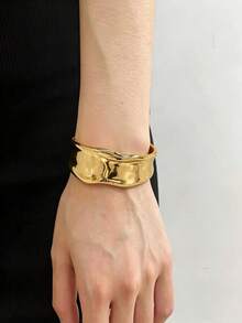 1pc Fashionable Gold-Tone Asymmetrical Geometric Textured Open Cuff Bracelet, Suitable For Holiday, Beach, Vacation, Dinner, Party And Daily Outfit - Yellow Gold - View 4