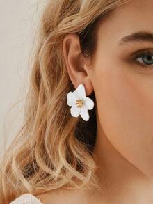 Nocturel 1 Pair Delicate Multicolored Dopamine Flower Shape 5-Petal White Stud Earrings, Wedding Gift For Her - White - View 3