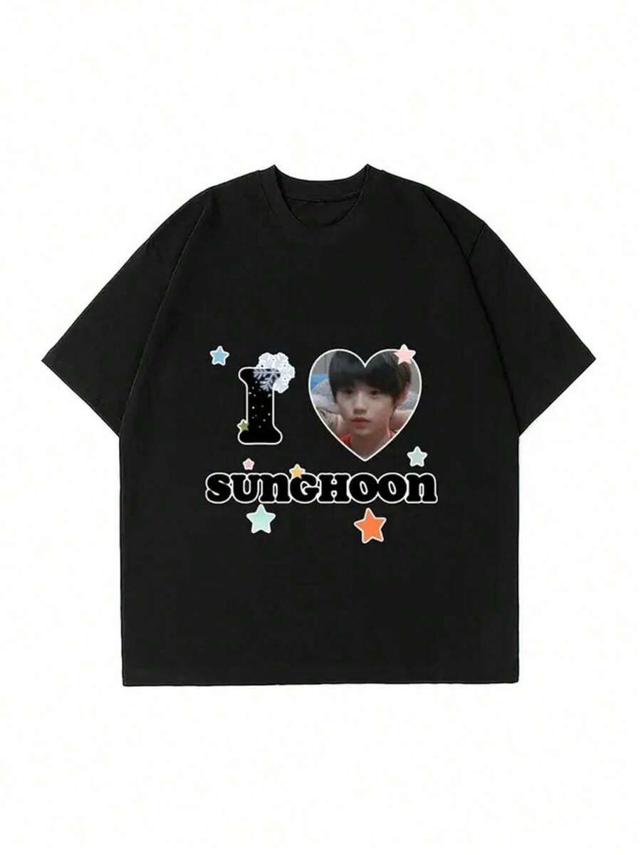Camiseta de manga corta de algodón negro Periphery con la letra I, foto de corazón, palabras SUNGHOON y patrones de estrellas coloridas. - Negro - Ver 1
