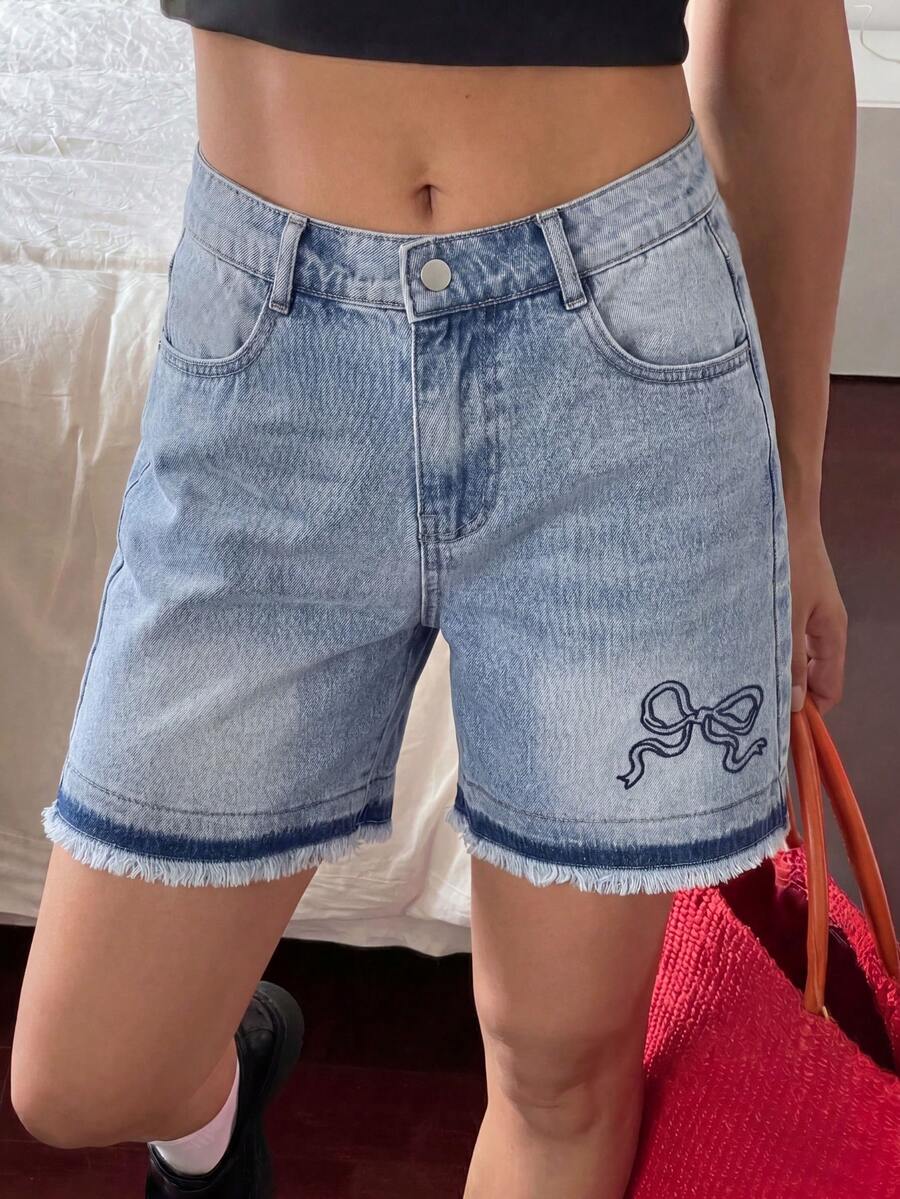 1件女童蝴蝶結印花毛邊流蘇對比色袖口牛仔短褲,甜美風格青少年女孩休閒戶外時尚百搭款 - 淺色水洗藍 - 查看 1