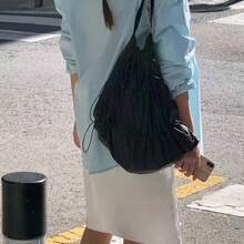 JIANSHANGGUSHI 女款時尚抽繩後背包，時尚慵懶收口設計，大容量輕量化，防水易攜帶戶外運動後背包 - 黑色 - 查看 6