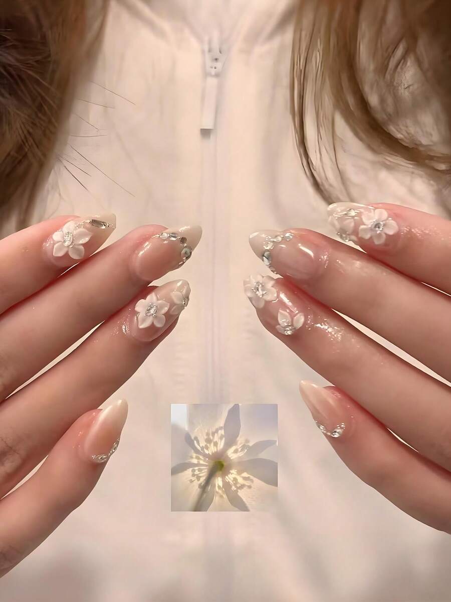24入中號杏仁形貼片美甲 裸色漸層 3D白色花朵與水鑽點綴 亮面全覆蓋假指甲 女款女孩適用 - 彩色 - 查看 1