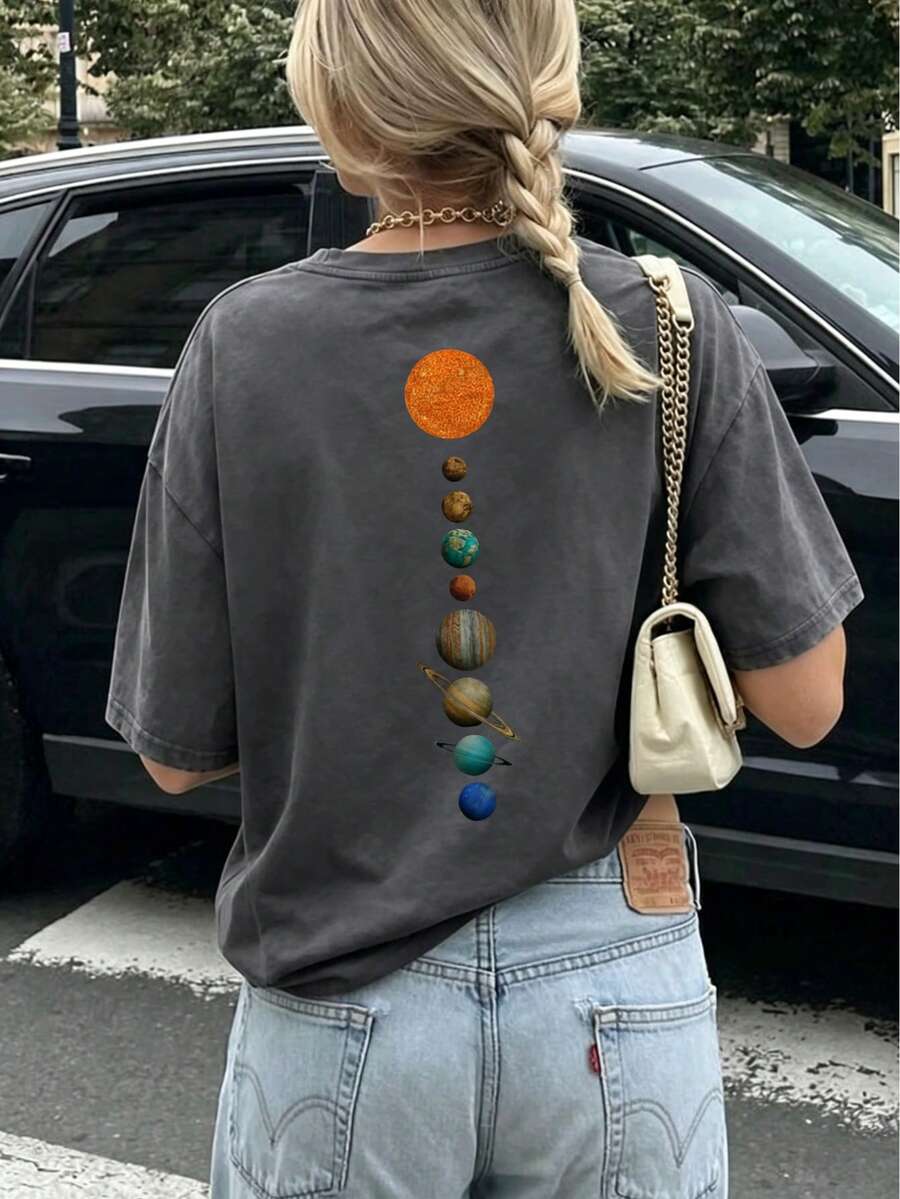 美式復古太陽系行星印花圓領短袖女款 T 恤,夏季寬鬆休閒百搭上衣,適合日常活動、工作場合與辦公室聚會 - 深灰色 - 查看 1