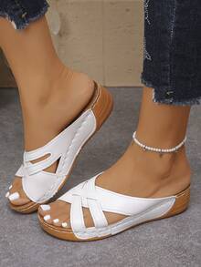 Nouvelles pantoufles blanches à la mode pour femmes avec sangles croisées, sandales à talon compensé et semelle épaisse, pantoufles compensées blanches confortables et légères, chaussures compensées pour femmes, style vacances d'été pour usage quotidien intérieur extérieur décontracté shopping, sandales pour femmes, chaussures grandes tailles pour femmes, pantoufles blanches pour la plage, cadeaux pour maman - Blanc - Voir 2